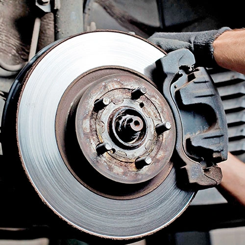 Inspeção de disco de freio e pastilha em revisão automotiva em Curitiba