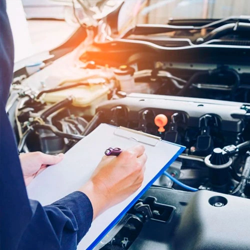 Mecânico fazendo checklist de revisão automotiva preventiva em Curitiba