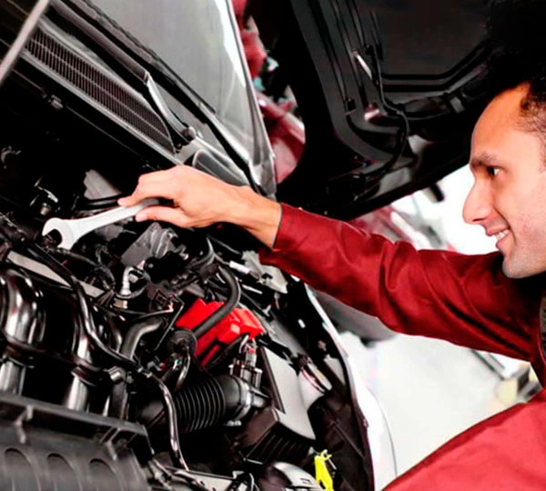 Mecânico especializado realizando serviços automotivos em Curitiba