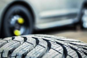 Como trocar o pneu de seu carro numa emergência em 6 passos simples