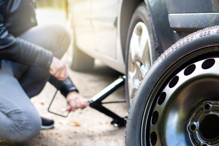 Quais ferramentas precisamos ter para fazer uma troca de pneus de emergência, e como trocar os pneus do seu carro.